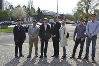 Sedm mladých statečných: Praha 7 si volí starostu za studenty, volby začaly