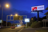 Obří billboardy dráždí obyvatele Holešoviček. S posvěcením úřadů jim svítí do oken! Radnice: Nemáme co říct