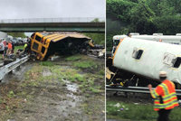 Školní autobus se srazil s náklaďákem: Děti při nehodě vyletěly ven, nejméně dva mrtví