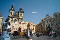Největší vzducholoď světa nad Staromákem! Létající obr přistál v Praze