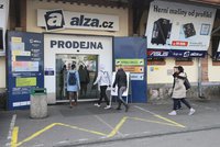 Tisíce nevyřízených objednávek: Výpadek v Alze pokračuje, prodejna v Holešovicích zeje prázdnotou