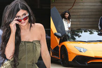 Kylie Jenner ukázala luxusní oranžové fáro! Kdo by si k ní přisedl?