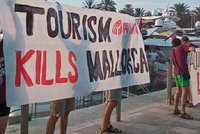 „Turisté, táhněte!“ Extremisté na Mallorce chystají útoky proti dovolenkářům