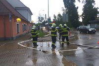Bouřky na severu Prahy zaměstnaly hasiče: Odčerpávali vodu z přízemí domů a sklepů