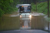 Po silných bouřkách hrozí povodně v Brdech i jinde. Karlovarsko už „plave“