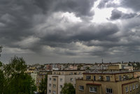 Do Česka dorazil déšť, výstraha před bouřkami platí pro 10 krajů. Sledujte radar