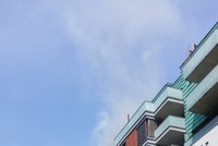 VIDEO: Z bytu v Karlíně se valí hustý dým! Probíhá evakuace domu, požár likvidují hasiči
