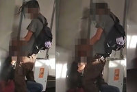 Sex v rušné stanici metra: Žena klečící na špinavé zemi prováděla orální sex