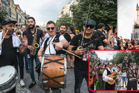 Prahou prošli romští muzikanti: Na festival Khamoro přijeli i Romové ze zahraničí