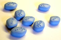 Záplava „modrých pilulek“ na Ruzyni: Policisté zadrželi pašeráka převážejícího léčiva na poruchu erekce