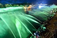 ŽIVĚ: Oslnivá show na Vltavě! Tisícovka hasičů vytvoří vodní fontánu k výročí založení ČSR