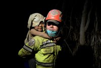 Po výbuchu sopky v Guatemale už 25 mrtvých. Žhavá mračna a noc komplikují pátrání