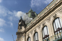 Hoří střecha Obecního domu! Hasiči v centru Prahy cvičí likvidaci požáru