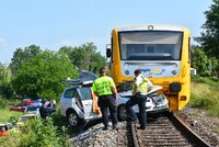 Tragická nehoda na přejezdu v Chrástu u Plzně: Srážku auta s vlakem jeden člověk nepřežil