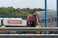Lochkovský tunel směrem na Plzeň stojí: Řidička kamionu při nehodě zemřela