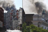 ŽIVĚ: V Londýně hoří hotel Mandarin Oriental. S ohněm bojuje přes sto hasičů