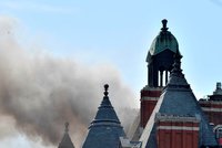 V Londýně hoří hotel Mandarin Oriental. S ohněm bojuje přes sto hasičů