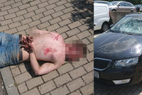 Polonahý šílenec řádil v Praze 11: Po lidech házel dopravní značky, pak skočil na auto a sám se zranil