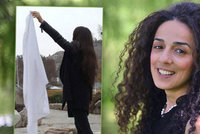 Sundejte hidžáby! vyzývá aktivistka. A její hlas se Íránu nedaří umlčet