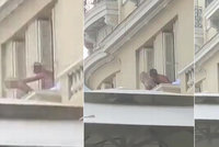 Milenci měli sex na balkoně: Neudrželi rovnováhu a zřítili se!