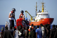 Loď Aquarius znovu brázdí moře a zachraňuje migranty. Přístav k vylodění ale nenašla