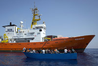 Spása pro loď se 629 uprchlíky včetně sedmi těhotných žen: Italové je odmítli, Španělé ne
