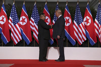 ONLINE: Kim a Trump si podali ruce: 10 vteřin stisku, ruka na rameni a odchod k rokování