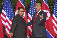 ONLINE: Trump a Kim píší historii: stisky rukou, záhadná dohoda. A žebra k obědu