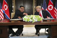ONLINE: Trump a Kim píší historii: Stisky rukou a konec jaderných zbraní