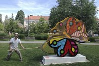 Motýl z Ortenova náměstí skončil v síti! Krajanovu sochu lapil brazilský umělec