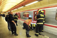Sebevražda v metru: Ve stanici Křižíkova skončil člověk pod jedoucí soupravu