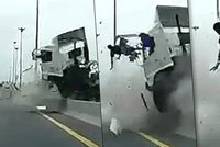 Nepřipoutaný řidič (†39) kamionu a mikrospánek: Vylétl z kabiny do protisměru!