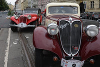 Veterány vyrazily na retro jízdu z Prahy do Bratislavy a zpět. Připomínají slavný závod ze 30. let