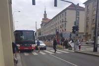 V Podbabě se vyboural autobus s autem. Cestující se praštila hlavou o tyč