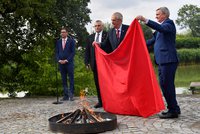 Zeman s rudými trenkami spálil Česku až dva miliony, galeristé lomí rukama