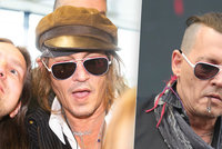 Nosíš paruky, Johnny?! Vlasové proměny herce Deppa (55) během jeho pobytu v Praze