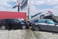 Hromadná nehoda na Pražském okruhu: Auta skončila na sobě!