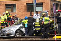 Srážka auta s tramvají zastavila MHD ve Střešovicích. Řidiče (71) museli vyprostit hasiči
