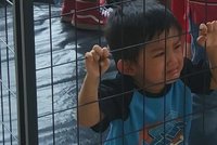 Dětem migrantů by z klecí mohl pomoci Pentagon. Místo má pro 20 tisíc z nich