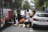 Hrozivá nehoda v Holešovicích: Tramvaj srazila chodkyni, je v umělém spánku