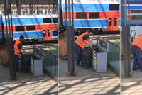 VIDEO: Všechno do jednoho pytle! Takhle se třídí odpad na hlavním nádraží. Na vině jsou cestující, říká SŽDC