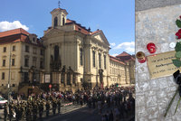 Před kostelem v Praze uctili parašutisty, kteří zabili Heydricha: Protektorátním hrdinům odhalili na chodníku kovové destičky