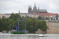 Na Vltavě vyrostly dvě nuly směřující na Hrad: Praha se divila, co to má být?