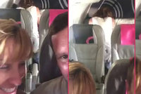 Šokující video z letadla: Roztoužený pár si to rozdal v poslední řadě během letu!