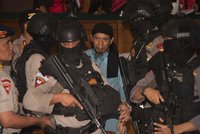 Duchovní dostal za teror v Jakartě trest smrti. U soudu byly stovky policistů