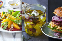 Domácí hamburger, salát z pomerančů a feta po řecku: 3 recepty, které musíte zkusit