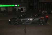 Policejní honička v centru Prahy! Řidič z luxusního BMW pláchl po svých, nezastavily ho ani výstřely
