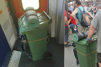 Na co drahé kufry? Muž v Praze přišel do vlaku s popelnicí!