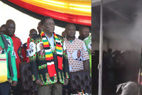 Atentát na prezidenta: Výbuch po projevu odnesla „pravá ruka“ lídra Zimbabwe