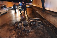 Motorka v ohni: Nehoda uzavřela Strahovský tunel ve směru na Smíchov